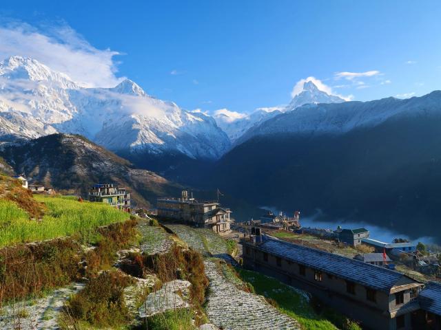 Bergdorf Ghandruk mit Annapurna-Massiv im Hintergrund