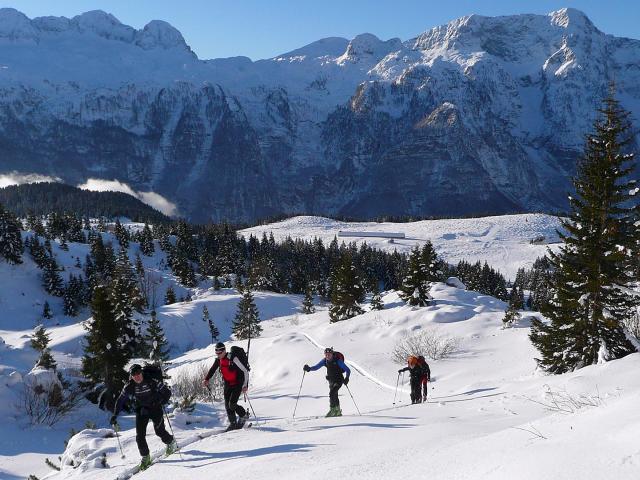 Gruppe von Männer bei Skitour Aufstieg