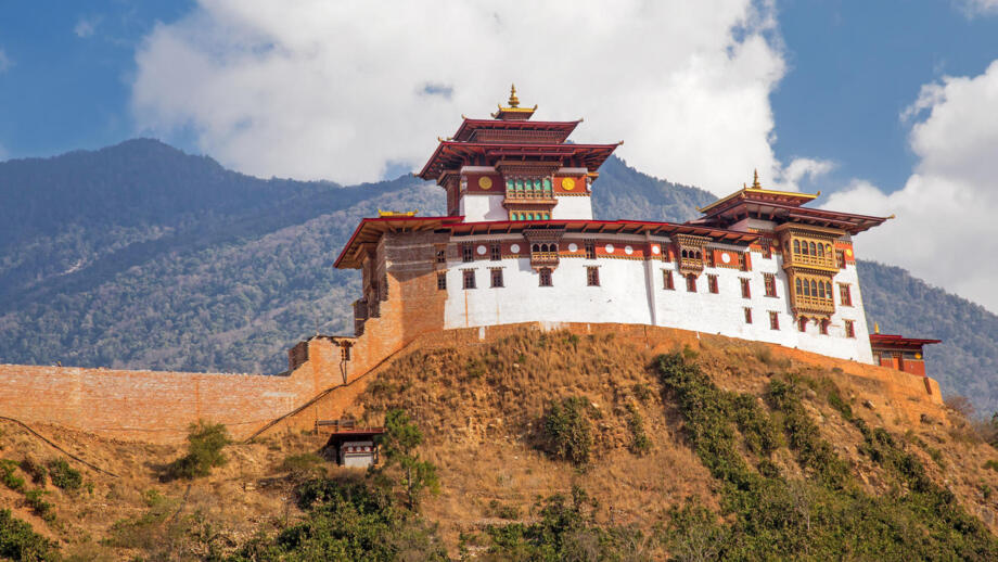 bhutan-bhkom-restaurierte-wangdue-phodrang-dzong-kloster-shutterstock_1831979698.jpg