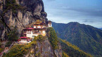 bhutan-bhkom-taktsang-dzongkha-auch-bekannt-als-taktsang-palphug-kloster-und-tigers-nest-shutterstock_1555703795.jpg