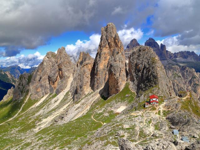 Fonda Savio Hütte vor der Gruppe Cadini di Misurina in den Dolomiten