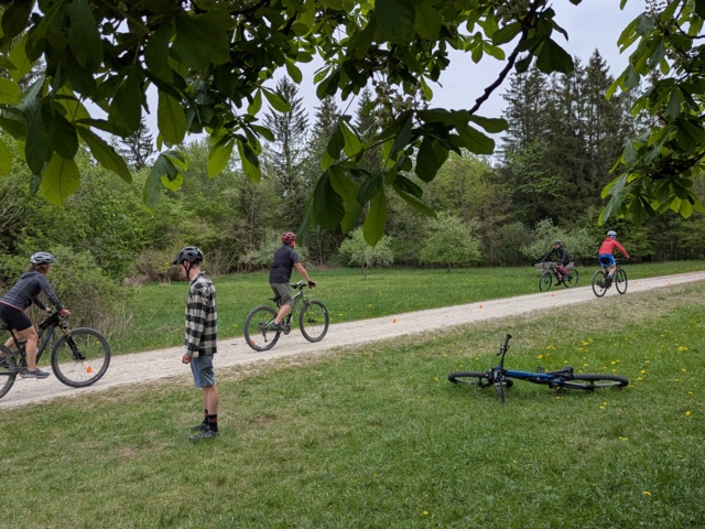 Mountainbiker*innen beim E-MTB während einer Fahrtechniktrainingsübung.
