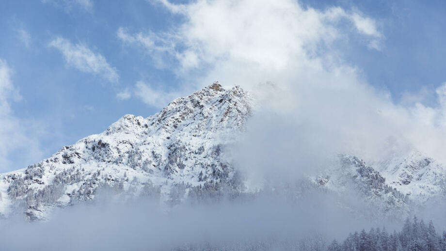 Gipfel, welcher teilweise durch die Wolken schaut