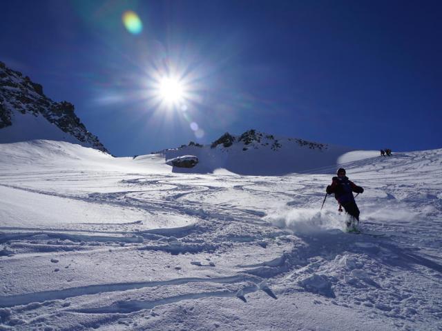 Skifahrer auf der Piste Nähe der Jamtalhütte