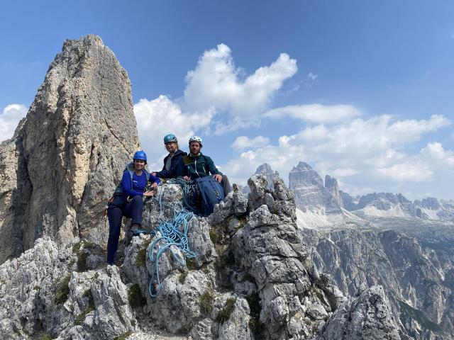 Glückliche Kletterer auf Dolomitengipfel in der Nähe der Fonda-Savio-Hütte