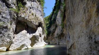 Inmitten des Acheron Flusses bei Glyke