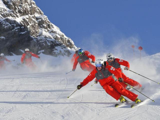 Skilehrer auf der Piste am Arlberg