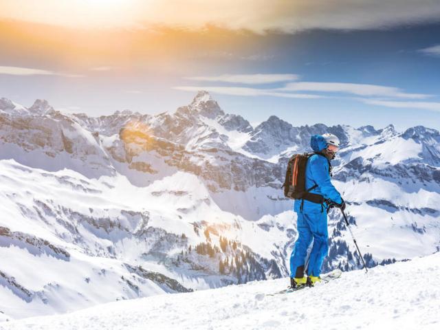 Skifahrer vor den schneebedeckten Bergen des Arlbergs