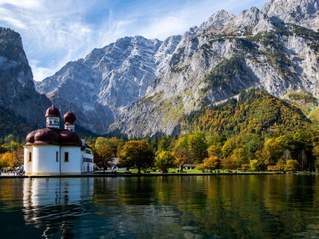 Königssee mit Kirche vor Berchtesgadener Alpen