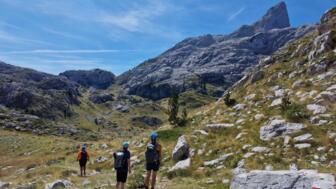 Wandergruppe auf dem Weg zum Arapit