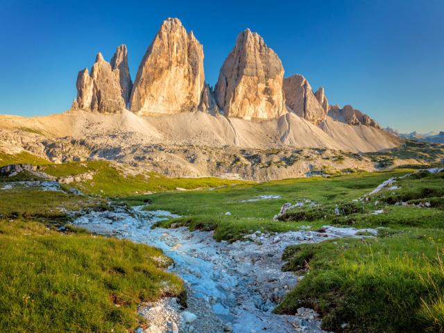 Kleiner Bach in der Landschaft vor den Drei Zinnen