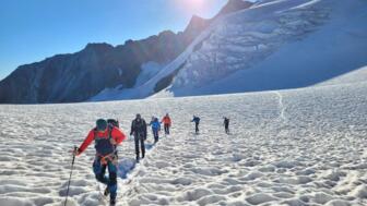 Hochtourengruppe auf dem Gletscher