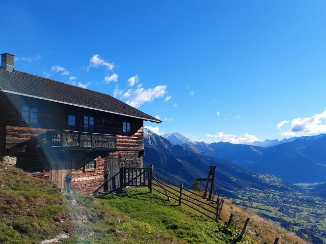 Ausblick auf Hütte und Landschaft