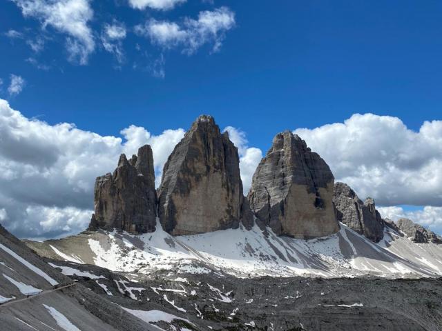 Schnee um die Drei Zinnen in den Dolomiten
