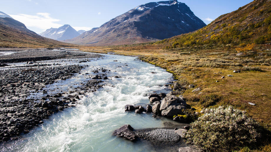 Ein Fluss zwischen den Bergen im Jotunheimen Nationalpark