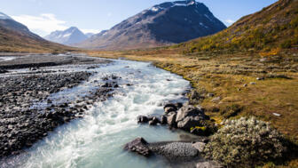 Ein Fluss zwischen den Bergen im Jotunheimen Nationalpark