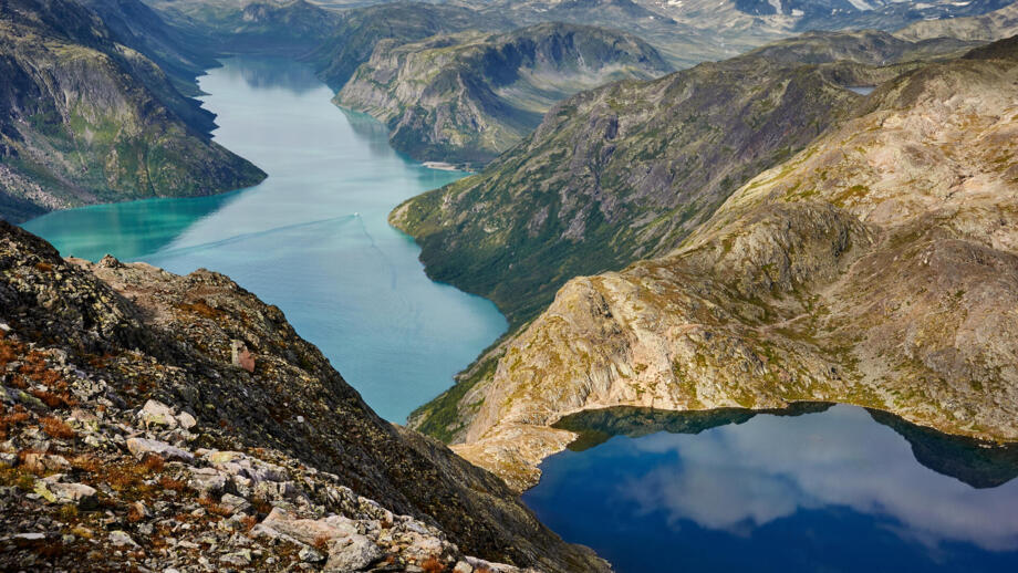 Luftaufnahme vom Besseggen Gratwanderweg und dem Gjende See