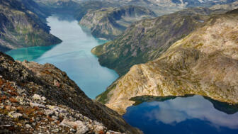 Luftaufnahme vom Besseggen Gratwanderweg und dem Gjende See