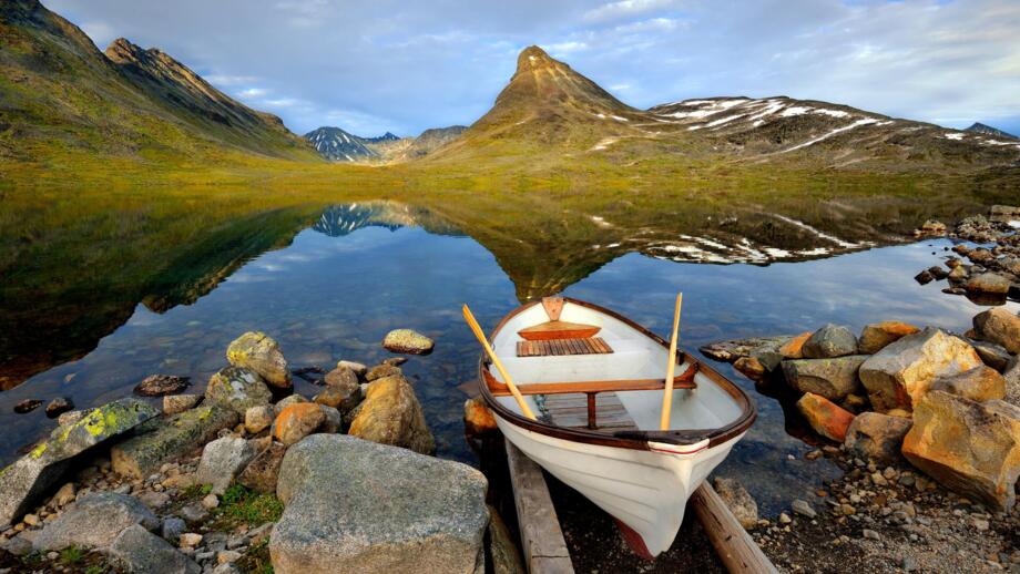 Aufnahme von einem Boot am See in Leivassbu im Jotunheimen Nationalpark