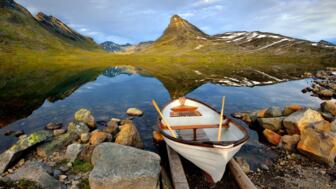 Aufnahme von einem Boot am See in Leivassbu im Jotunheimen Nationalpark