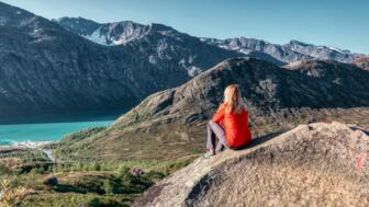 Wanderer auf dem Kaiserfiord in Richtung Memurubu am Gjende See