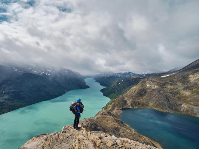 Wanderer am Bessegge Grad und Gjende See