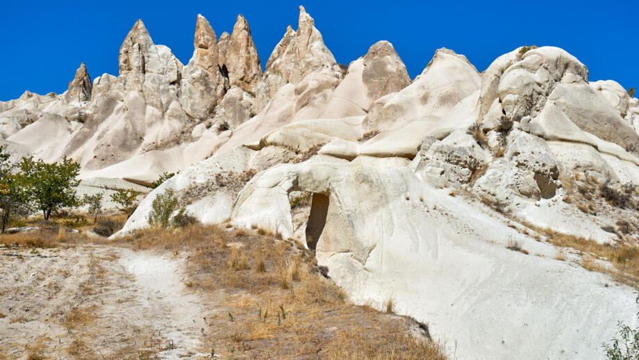tuerkei-kappadokien-tukap-weisses-tal-ak-vadisi-shutterstock_1699642120.jpg