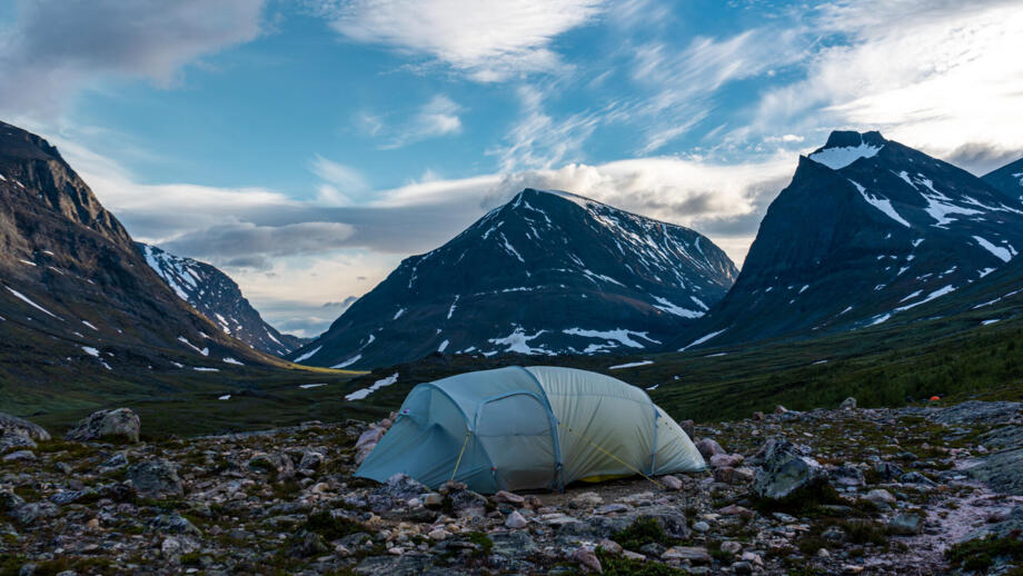 schweden-lapland-sctre-camping-mitten-im-tal-vor-kebnekaise-shutterstock_2021626958.jpg