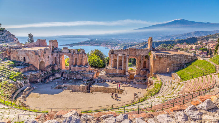 Ruinen des antiken griechischen Theaters in Taormina am Vulkan Ätna