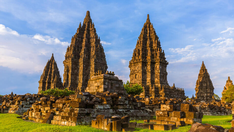 asien-indonesien-landschaft-kultur-thempel-shutterstock-1054515461.jpg