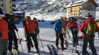 Skigruppe im Tal kurz vor Start des Kurses