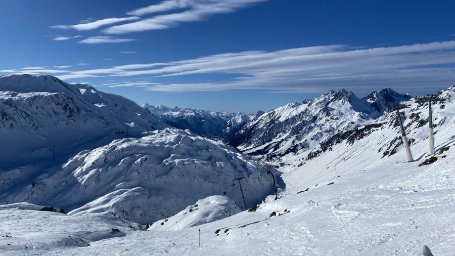 Arlberg Skigebiet bei bestem Wetter