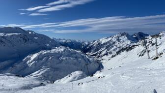 Arlberg Skigebiet bei bestem Wetter