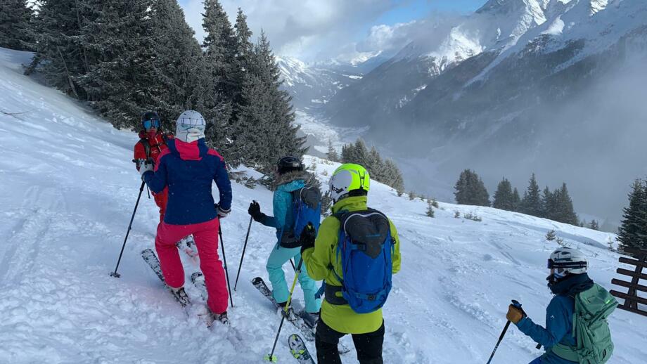 Skifahrer vor Eingang zur Tiefschneeabfahrt