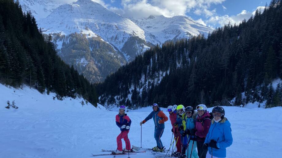 Skigruppe im Schatten der Berge in St. Christoph am Arlberg
