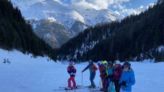 Skigruppe im Schatten der Berge in St. Christoph am Arlberg