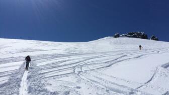 Abfahrt im Tiefschnee im Stubai