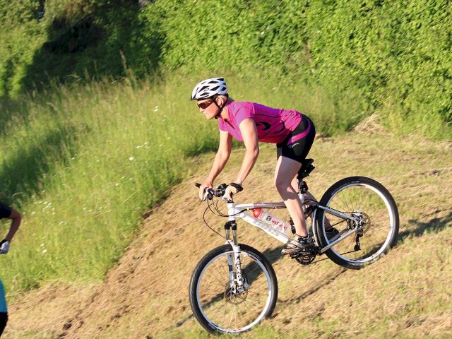 MTB Fahrerin beim Fahrtechniktraining am Hang