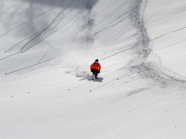 Freeride Abfahrt im tiefen Powder