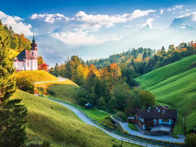 Kirche in herbstlichem Tal in Berchtesgaden