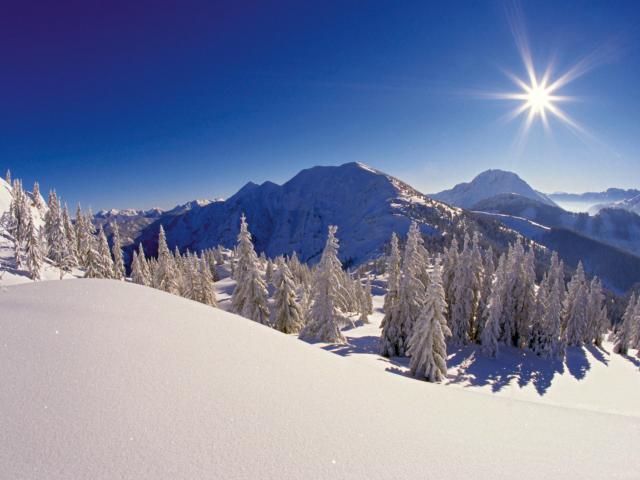 Schneebedecktes Bergpanorama am Guffert im Rofangebirge