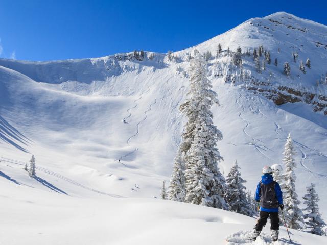 Skifahrer blick nach Abfahrt auf einen Hang zurück