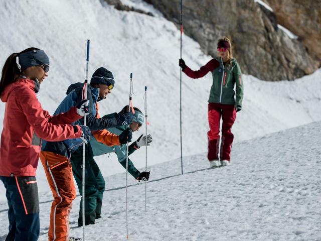 Gruppe bei der LVS Suche - Sondieren