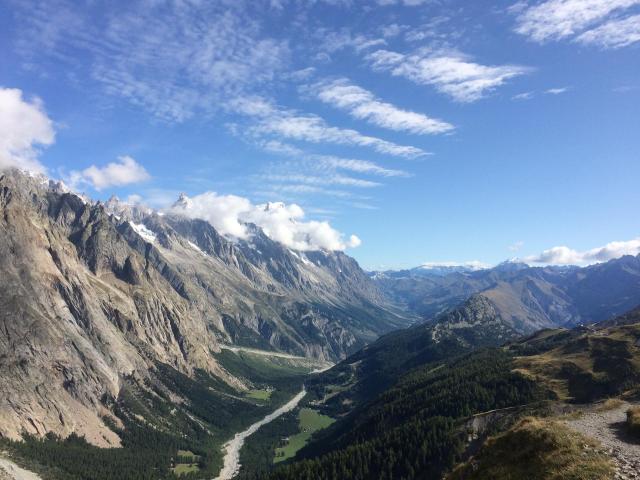 Tal mit Fluss auf der Montblanc Umrundung