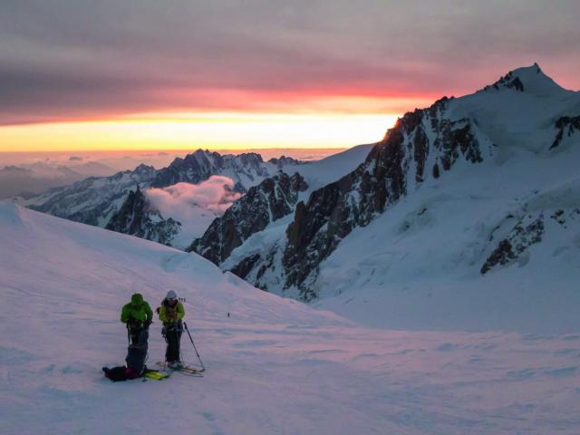 Skitourengeher bei Sonnenuntergang am Montblanc
