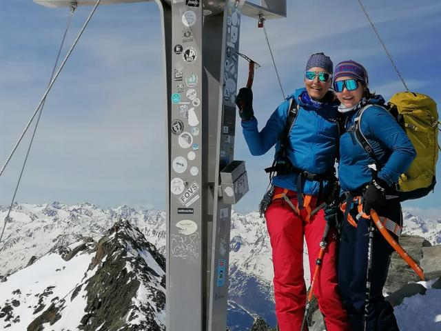 Zwei Bergsteigerinnen auf dem Zuckerhütl Gipfel in den Stubaier Alpen