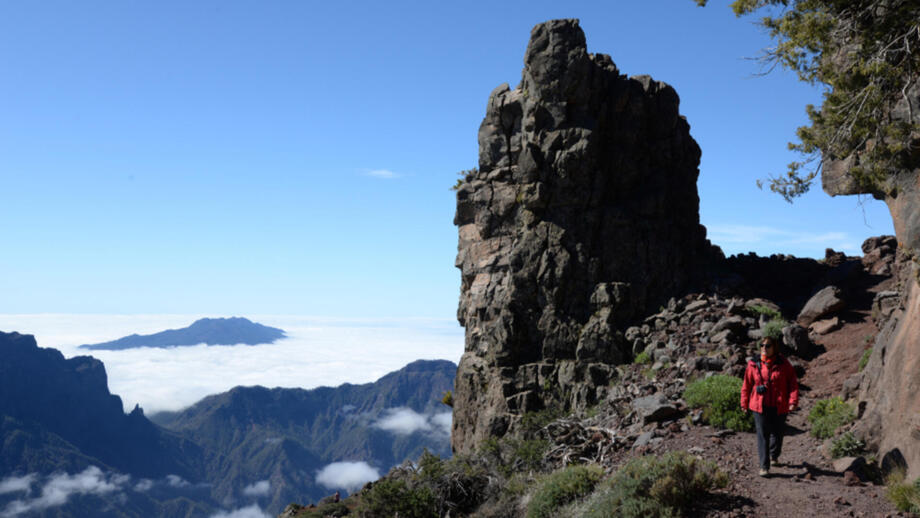 spanien-la-palma-eslap-hiking-woman-shutterstock_775561207.jpg