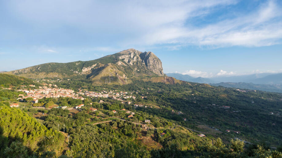 Die Bergkette des Monte Bulgheria und die Ortschaft San Giovanni a Piro im Cilento in der Morgensonne