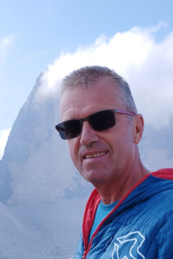 Bergwanderführer Peter Widmann mit Sonnenbrille und Lächeln im Gesicht