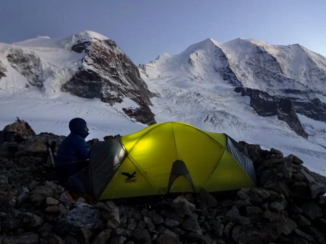 Zelt bei Nacht in den Bergen